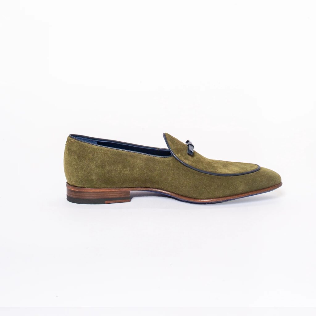 The gorgeous olive tone featured in this Hadleigh’s suede dress shoe adds an exquisite touch to any outfit. 