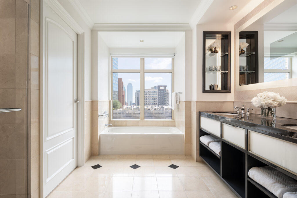 The bathroom of a Corner King room. (Photo by Ritz-Carlton, Dallas)