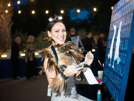 An artist at work at the Houston Zoo 'A Starry Night in the Galápagos' gala (Photo by Daniel Ortiz)