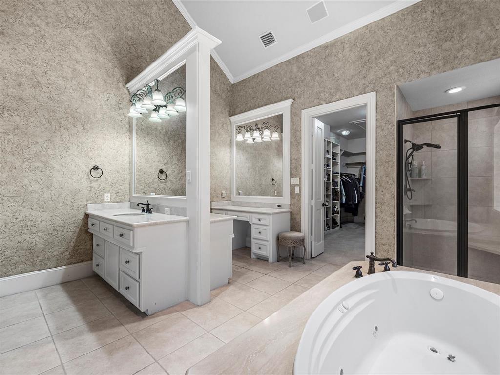 There are two bedrooms with en-suite bathrooms on the first floor. 