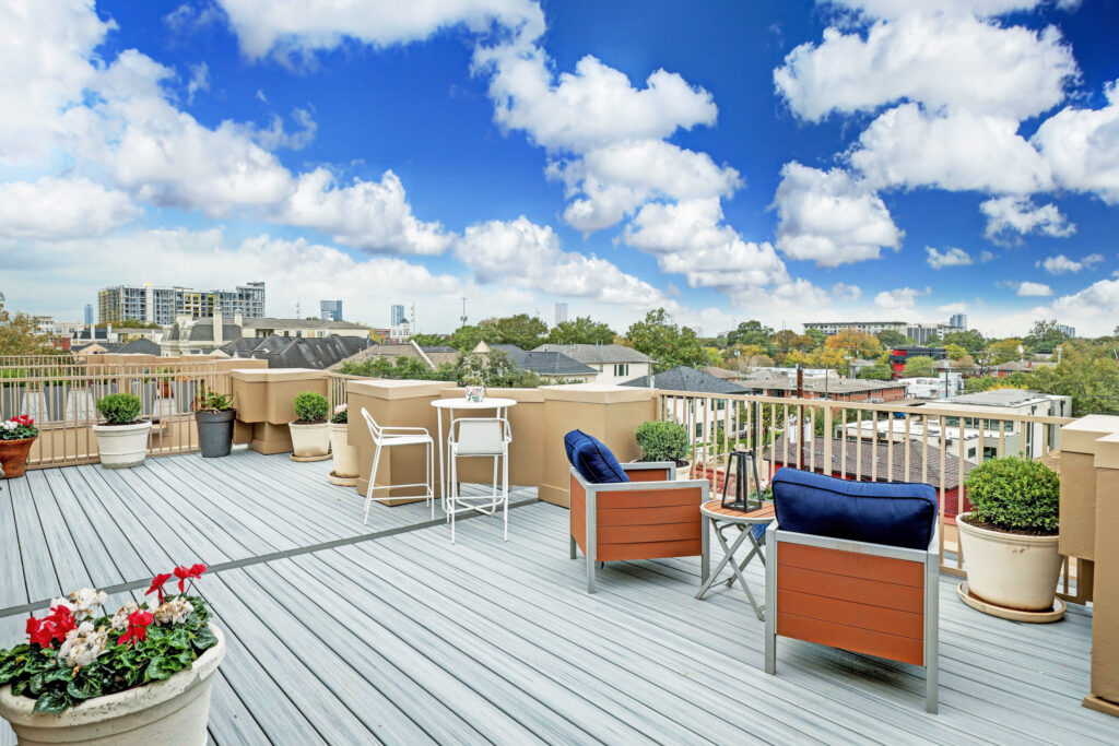 4419 Mandell's rooftop terrace is the ideal place to catch fireworks.