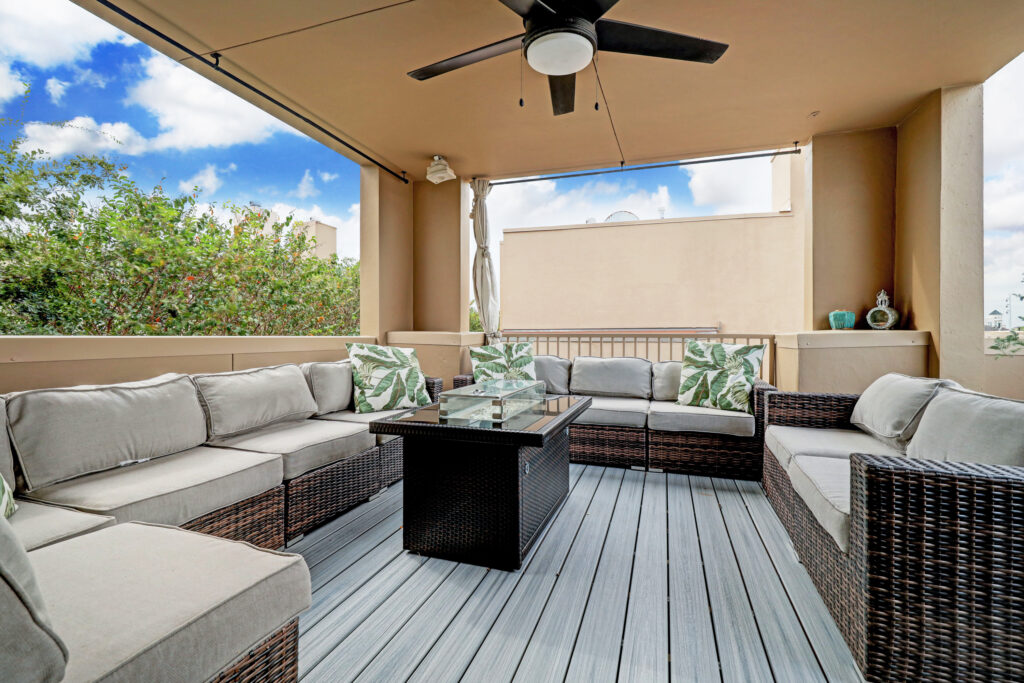 4419 Mandell is an entertainer’s dream.