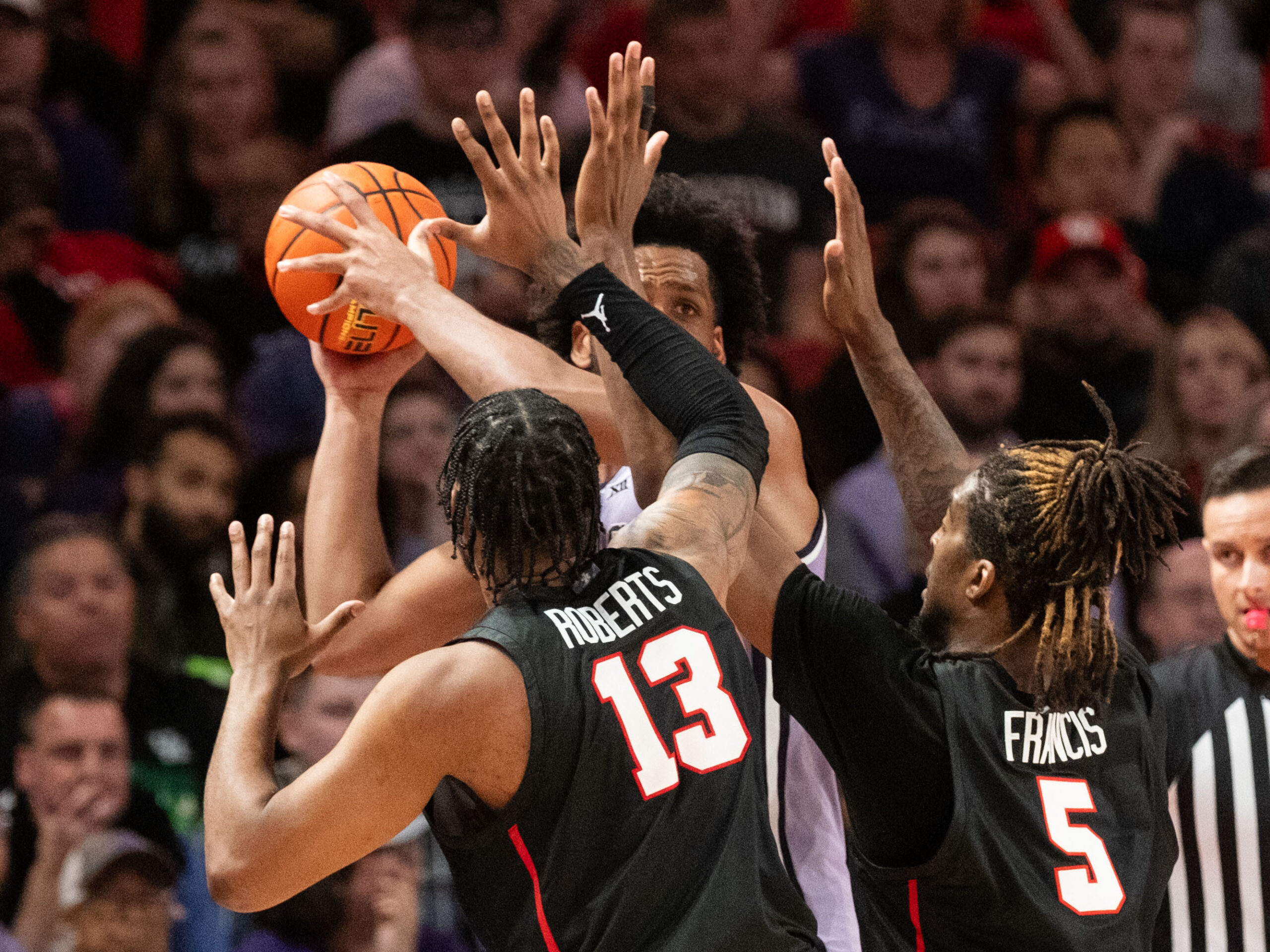 The Houston Cougars defeated the Kansas State Wildcats 74-52, extending their home winning streak to 17 in a row behind Jamal Shead ’s 17 points and J’Wan Roberts 14 points and six rebounds, at the Fertitta Center