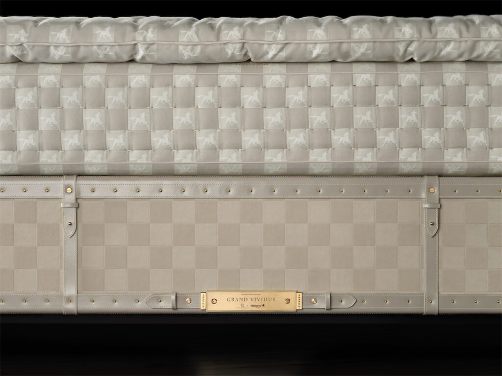 Hästens Grand Vividus in natural shale. (courtesy of Hästens)