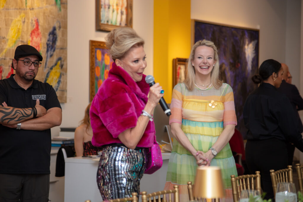 Laura Rathe, Eliza Mason at Laura Rathe Fine Art Hunt Slonem Dinner Party (Photo by Miroma Photography)