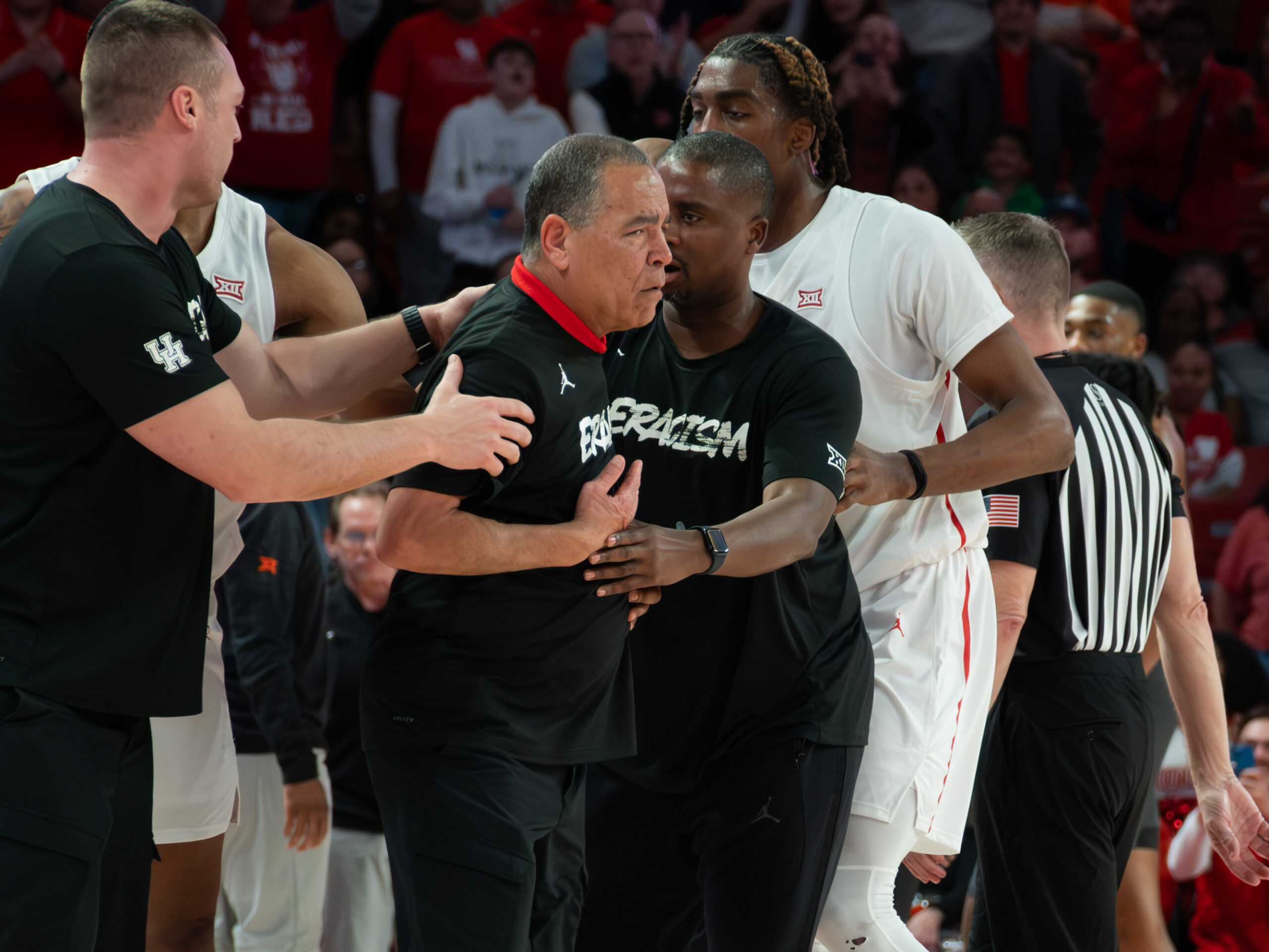 The Houston Cougars defeated the Oklahoma State Cowboys 79-63, behind Jamal Shead’s 23 points. Coach Kelvin Sampson was given to technical fouls and ejected from the game in the 2nd half at the Fertitta Center