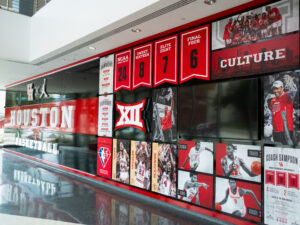 The Houston Cougars defeated the Kansas State Wildcats 74-52, extending their home winning streak to 17 in a row behind Jamal Shead ’s 17 points and J’Wan Roberts 14 points and six rebounds, at the Fertitta Center