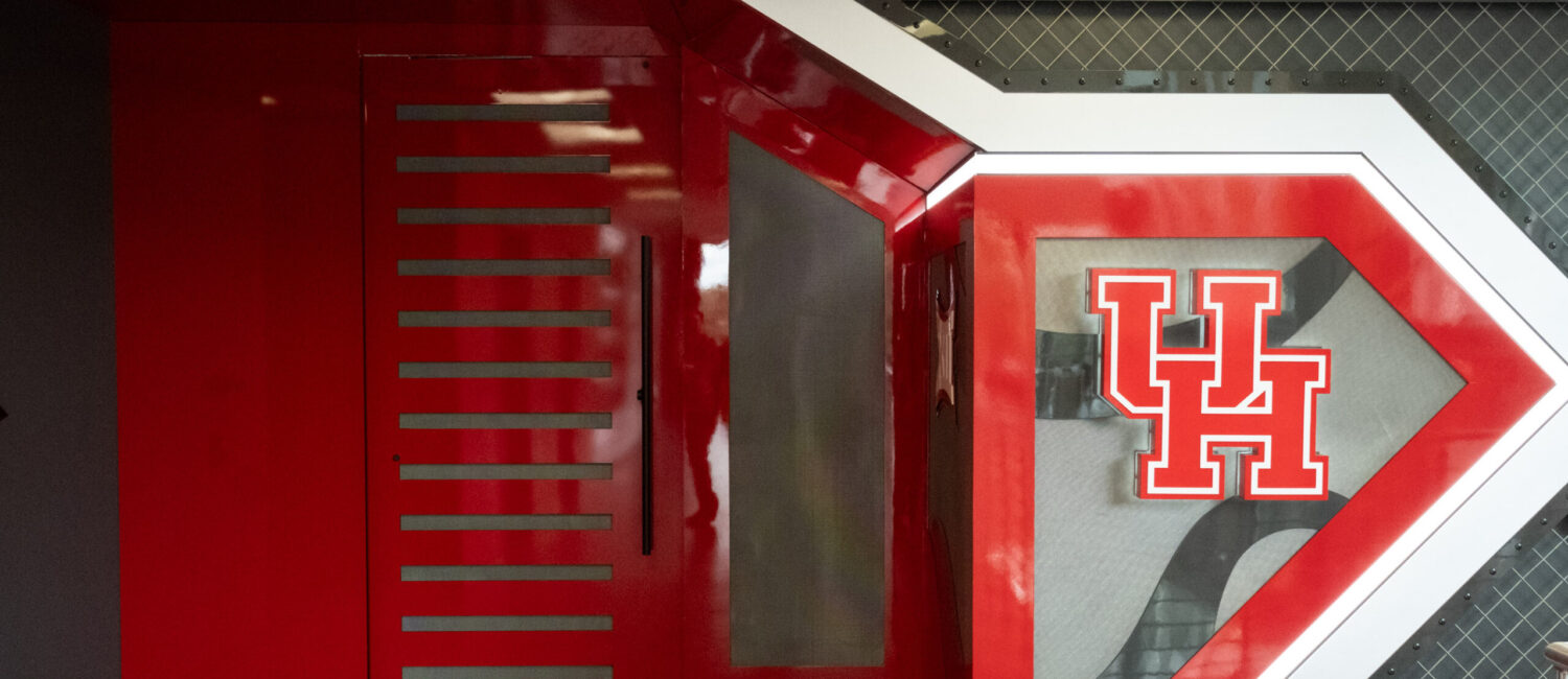 The Houston Cougars defeated the Kansas State Wildcats 74-52, extending their home winning streak to 17 in a row behind Jamal Shead ’s 17 points and J’Wan Roberts 14 points and six rebounds, at the Fertitta Center