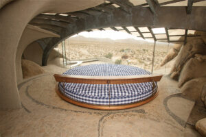 A 2021 Hästens installation at the iconic Doolittle House in Joshua Tree National Park. (courtesy of Hästens)