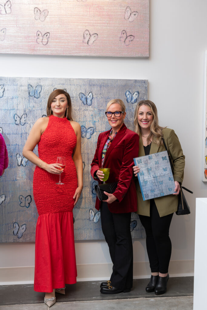 Chloe Wright, Abby Tolin, Devon Kolomyjec at Laura Rathe Fine Art Hunt Slonem Dinner Party (Photo by Miroma Photography)