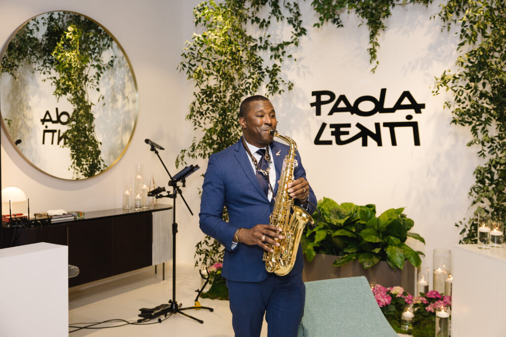 Anthony Rejiv performs at the BeDESIGN celebration with Paola Lenti (Photo by Johnny Than)