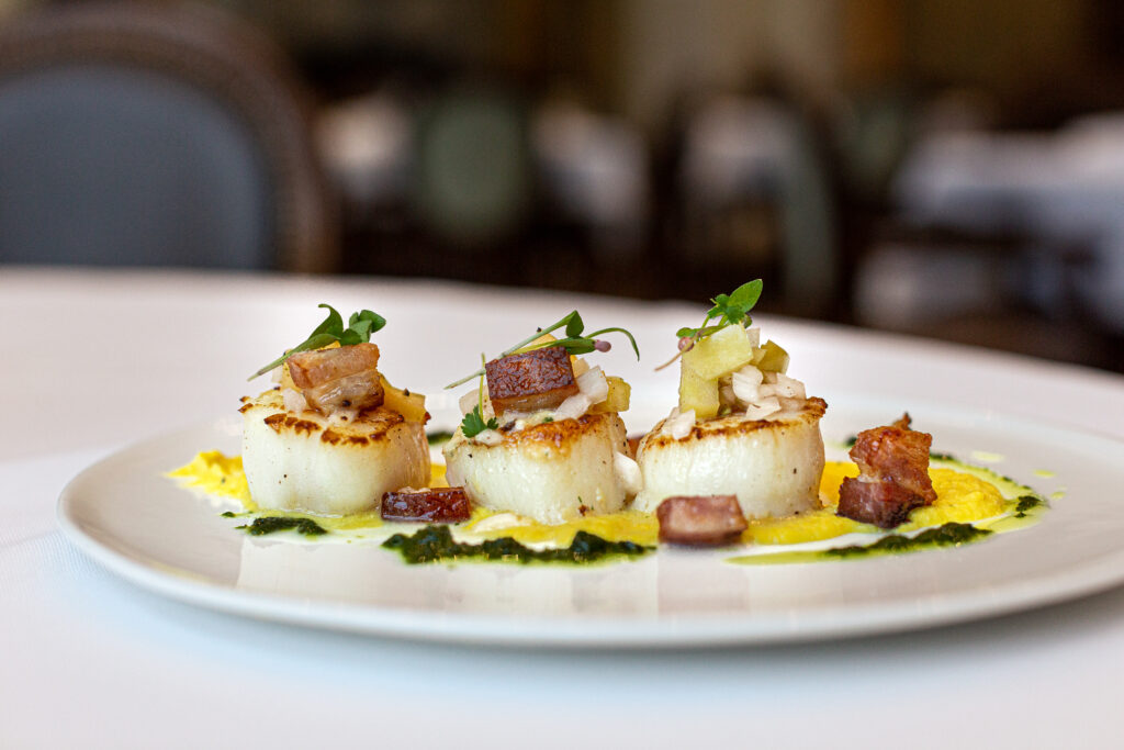 The extensive, à la carte menu changes seasonally and offers everything from classic comfort food to modern takes on European and Asian cuisine.