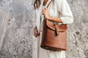 FOUNT – The Arlington shoulder bag with brass button bottom.