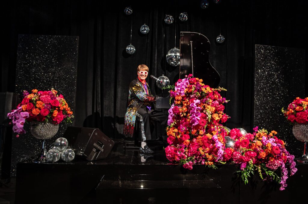 An Elton John impersonator rocked the cocktail hour. (Photo by Rachel DeLira)