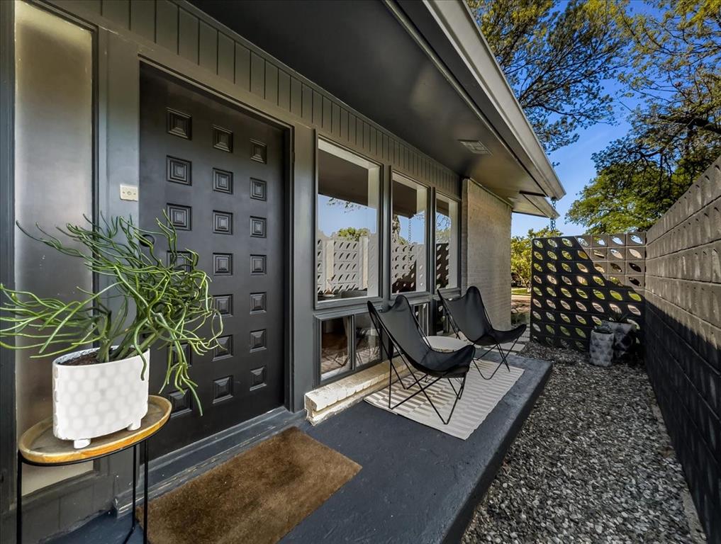 The breeze block-lined entryway. 