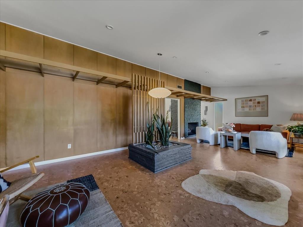 Another view of the entryway. 