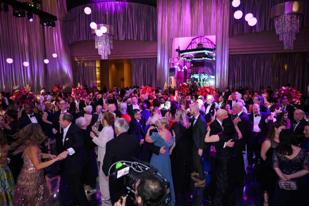 Dancing to the sounds of Universal Crush at the Houston Grand Opera 'Mirror Ball' and decor by The Events Company (Photo by Michelle Watson, Catchlightgroup.com)