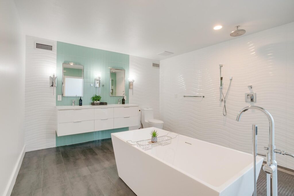 The mod wet area in the primary bath.