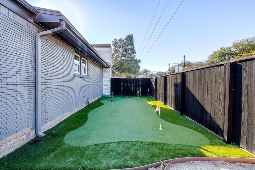 3401 Dorothy Lane has installed a practice putting green.