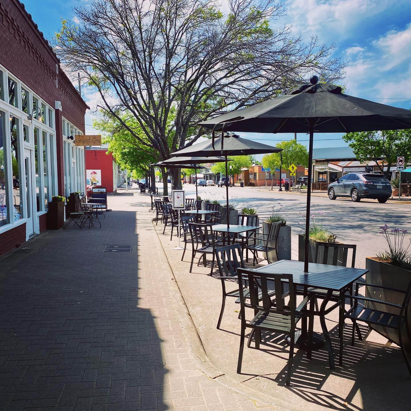Wine Bars – Grand Cru Wine Bar facing Magnolia Avenue. (Photo by Neighborhood Wine)