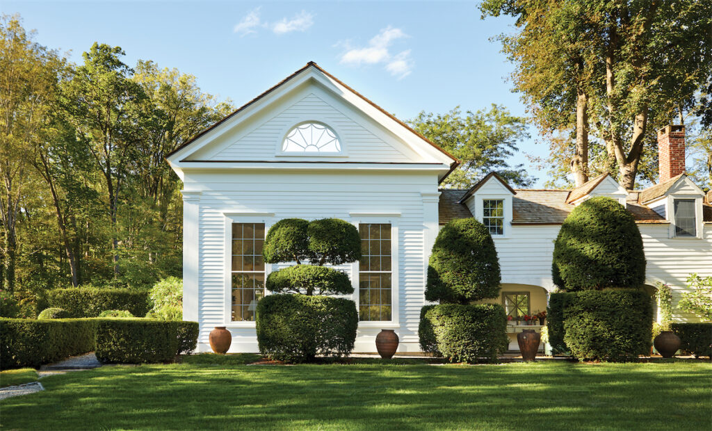 Towering yew topiaries frame the house. (Photo by Annie Schlechter)