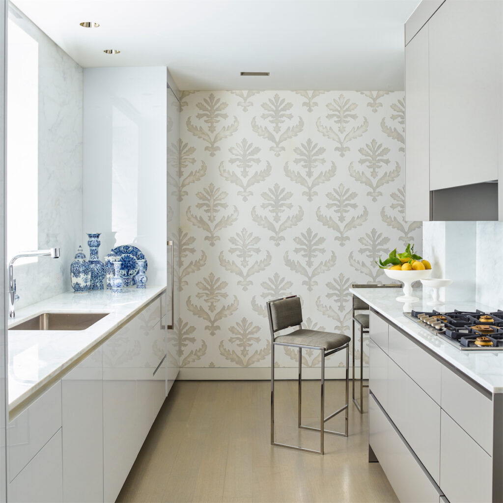 Plaster wallpaper by Weitzner, Willy Rizzo bar stools, custom Eggersmann cabinets, Gaggenau appliances. (Photo by Eric Piasecki)