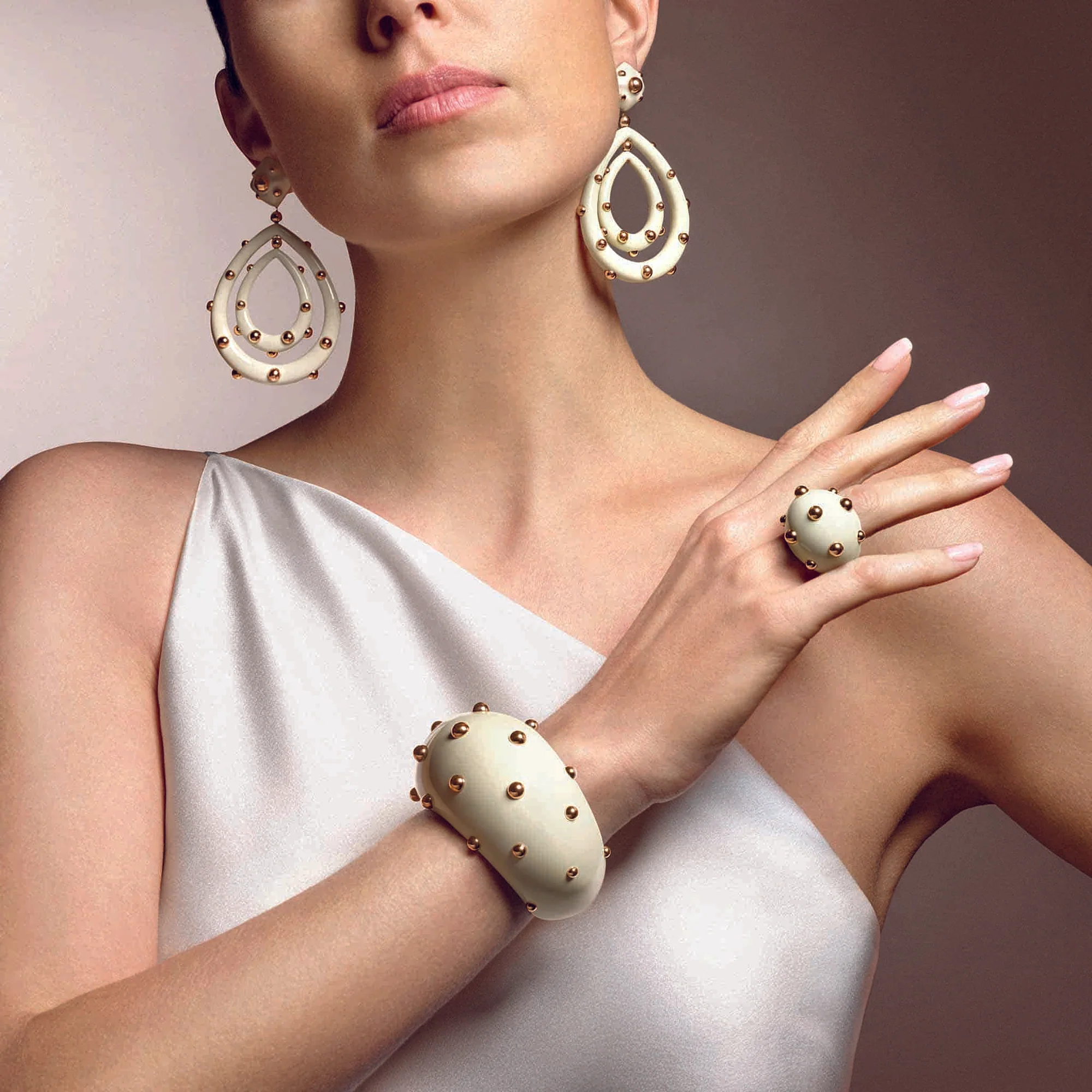 Giorgio_B_1x1_2048x2048px__0018_Giorgio_B_GOCCIA_Ivory_On-Model_72dpi.jpg
