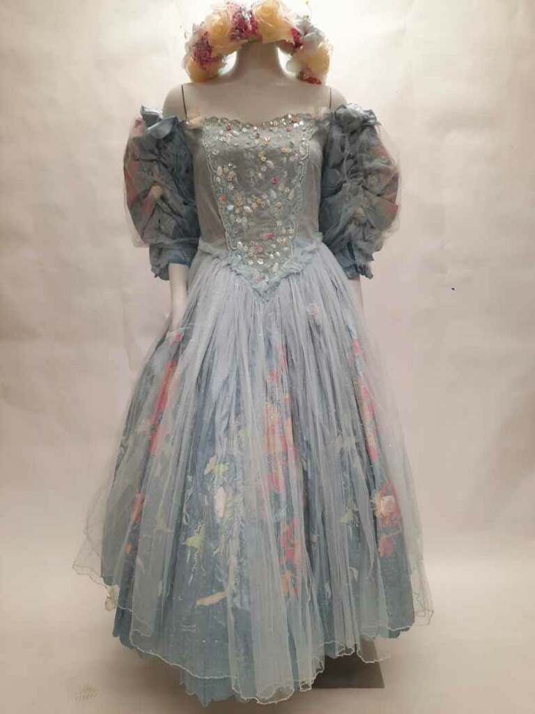 John Chapple and Louise Hamlin-Wright's handprinted dupion gown with matching headpiece, Fall 1984 (Photo by Martha Faulhaber)