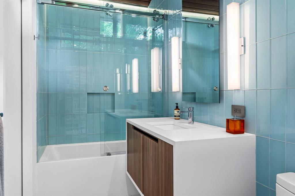 A full bathroom in the guest house. 