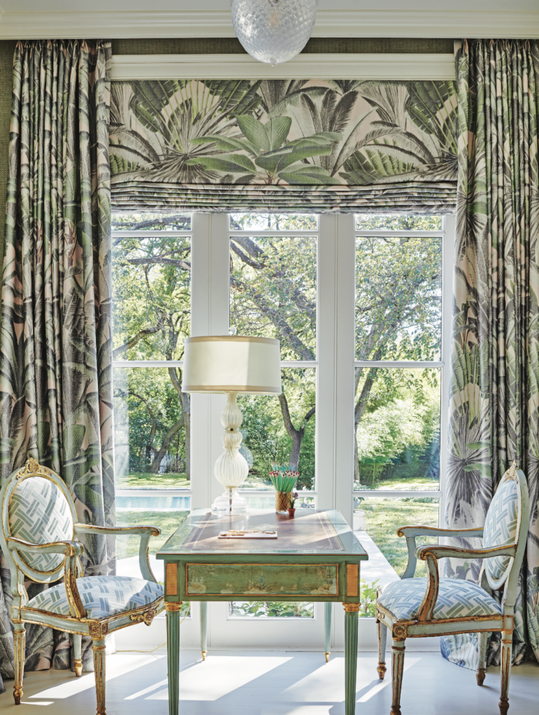 In Merry Vose’s office, custom drapery in Jim Thompson New Bermuda fabric. Antique eglomisé desk from Paris. Jan Showers’ Venetian glass lamp. Antique Italian chairs from Nick Brock Antiques, upholstered in Vaughan fabric from George Cameron Nash. (Photo by Richard Powers)