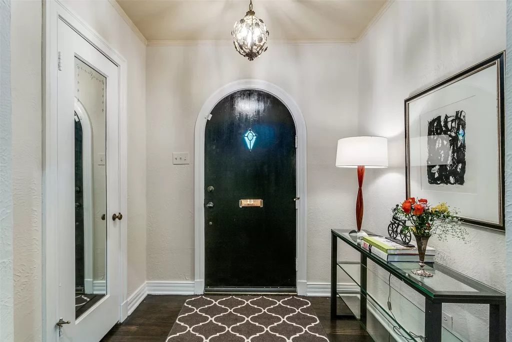 A charming entrance. 