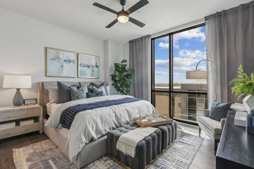 Deco 969 provides residents with added security of a doorman and lock and leave convenience.