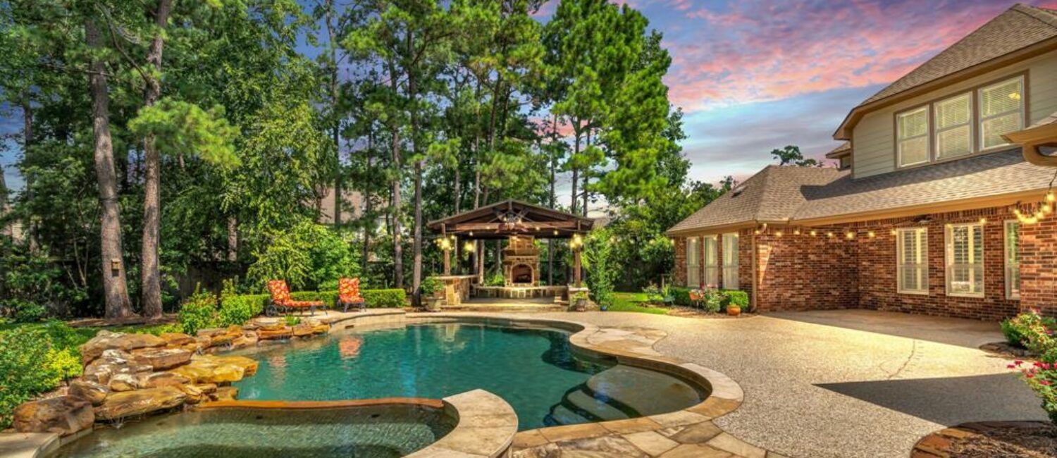 71 E Hullwood Court is an impressive house in Creekside Park, with a dreamy outside space. It is one example of what you can buy with $1 million in The Woodlands.