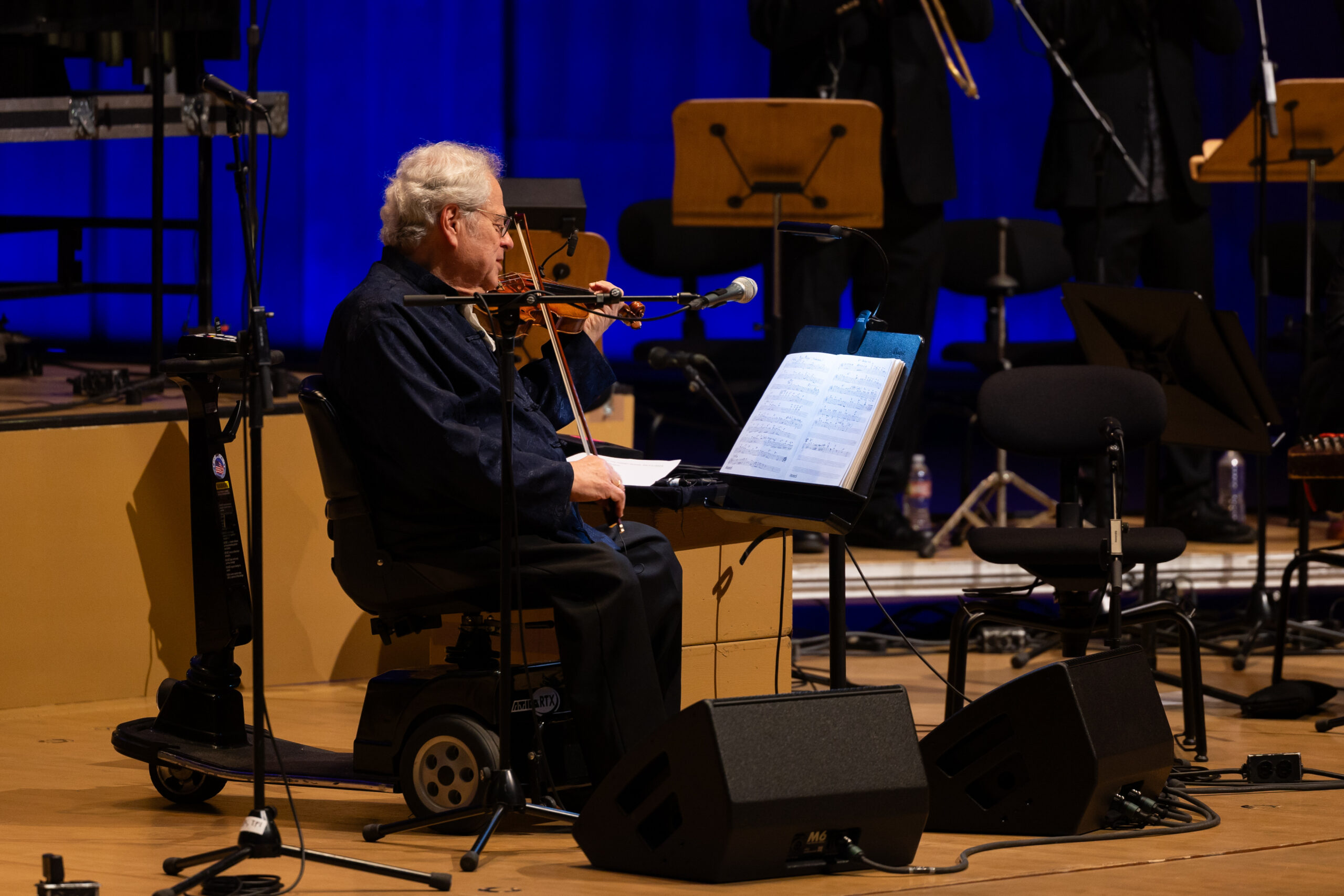 Itzhak Perlman plays the violin for <em>In the Fiddler’s House</em> performance. (Photo by Melissa Taylor)