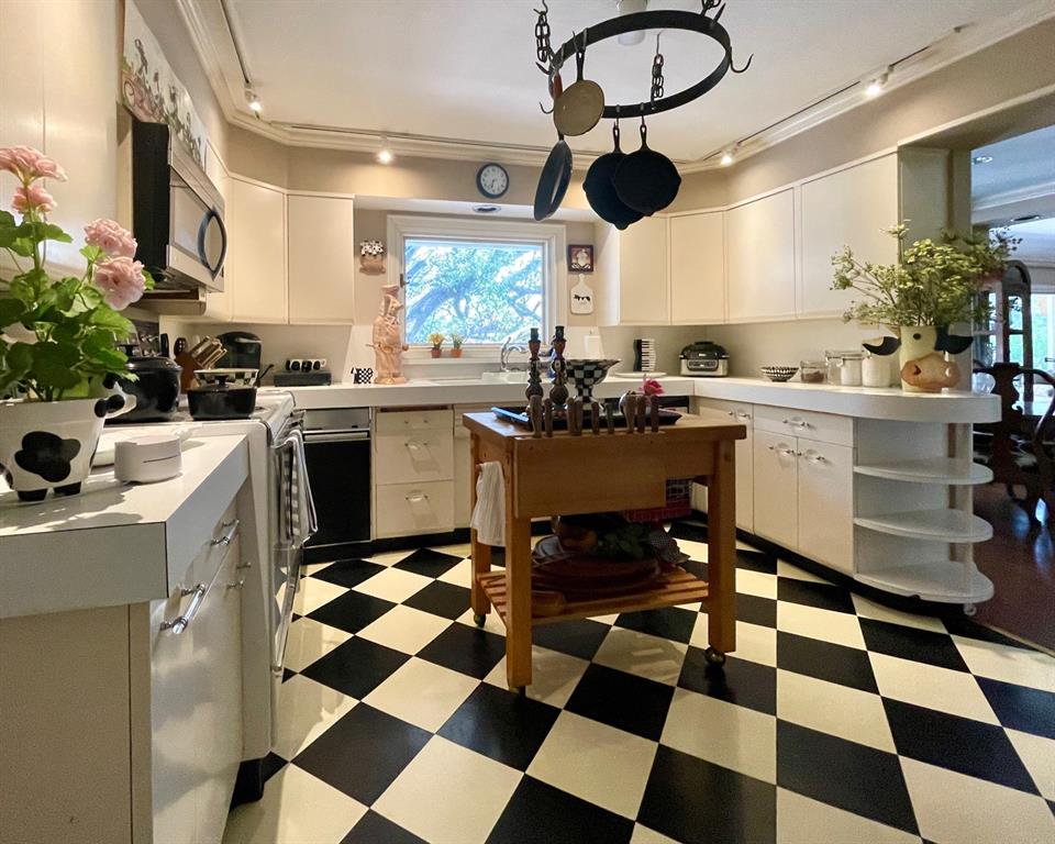 Preston Hollow Real Estate Della lively 10