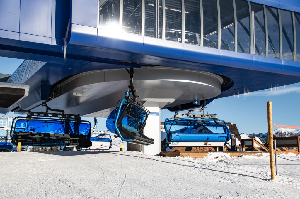 Drawing ski aficionados of all levels, Big Sky boasts the most luxurious high-speed chair lifts in the country with heated, cushioned seats and a protective warming bubble.