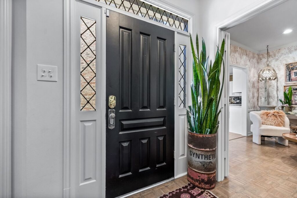 A welcome entrance on South Versailles.