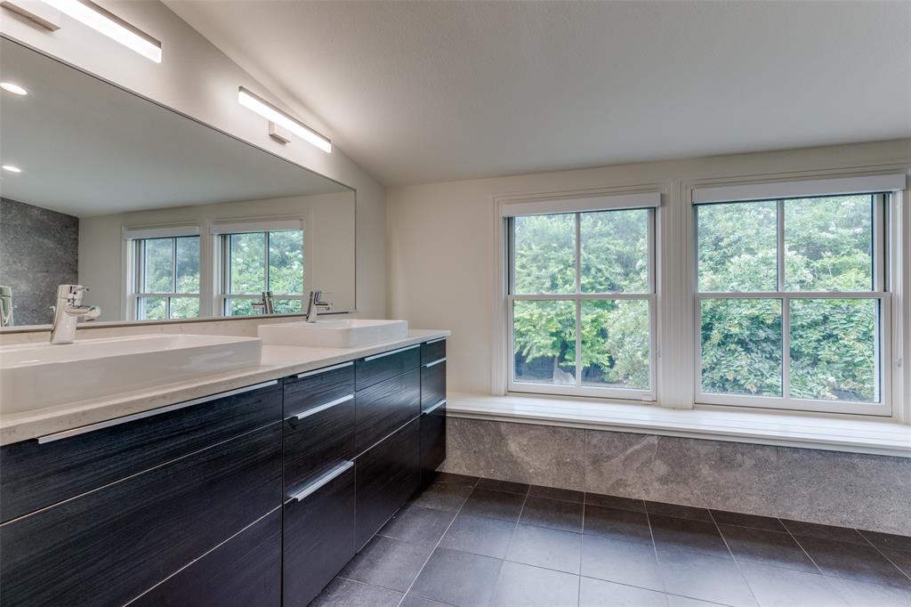 The primary suite's serene bathroom. (Photo by Micalizzi Real Estate)