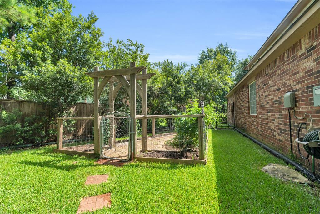 Perfect for keen gardeners, grow your own produce inside your very own custom-built vegetable patch. 