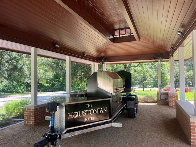 The new Manor House pavilion at 
The Houstonian, home to the Big Sam barbecue extravaganza.  (Photo by Daniel Ortiz)