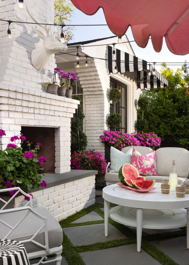 Patio furniture is by Brown Jordan. Accent tables are from Janus et Cie. (Photo by Jennifer Baker)
