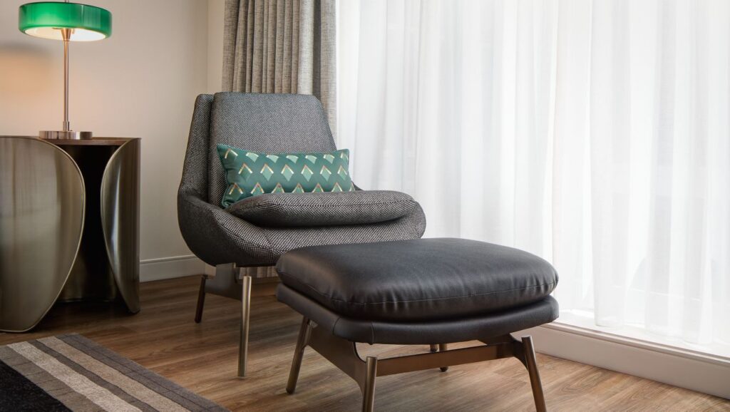 Rooms with peg-leg furnishings provide a cozy ambience to relax.