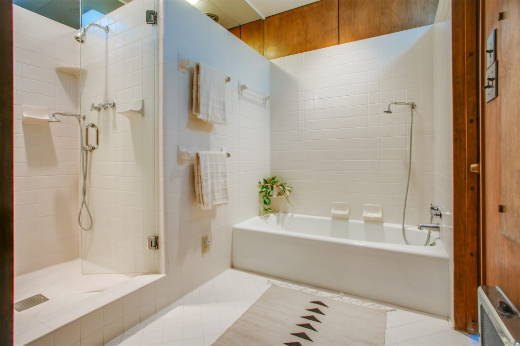 The primary suite's bathroom.