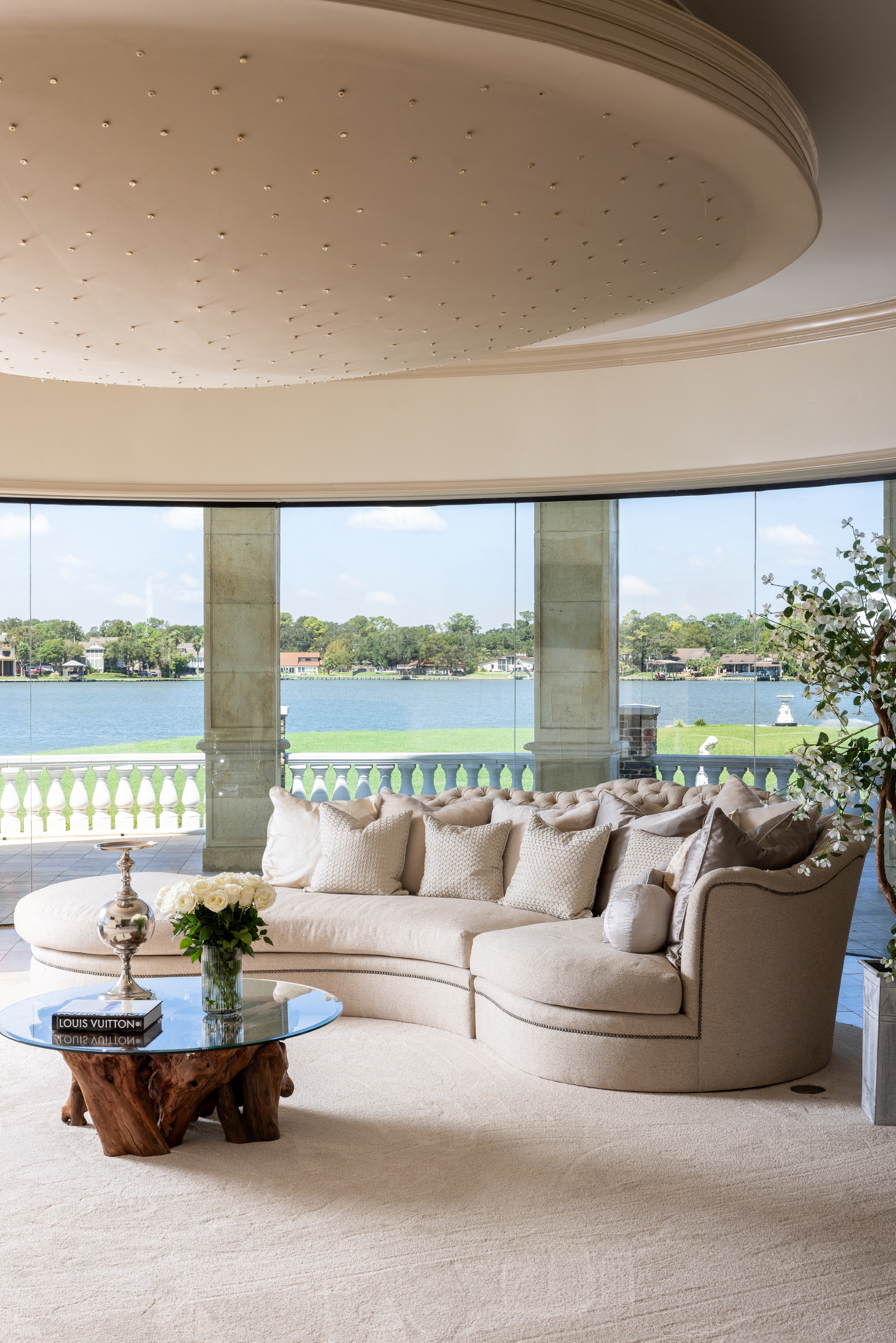 The suite at 401 Lakeshore Drive in El Lago, Texas, offers grand lake views. (Photo by Laurie Perez)