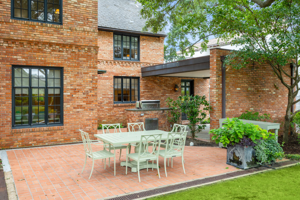 2110 River Oaks Boulevard (Photo by TK Images/Compass)