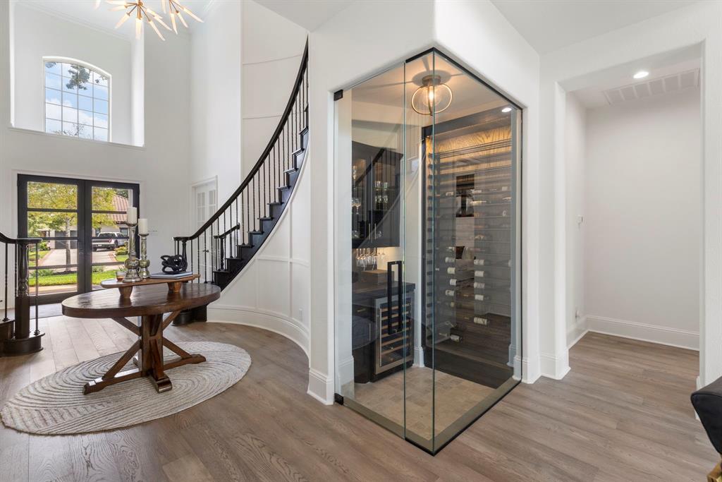 Made for wine lovers, the glass wine room allows you to admire your collection from all angles. 