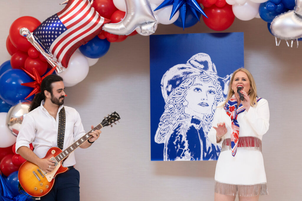 Musician Matt Gumley and Broadway singer Ryah Nixon singing a medley of Dolly Parton songs. (Photo by Ellman Photography)