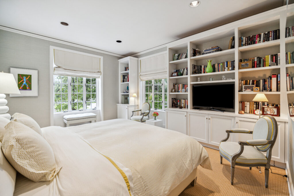 2110 River Oaks Boulevard (Photo by TK Images/Compass)