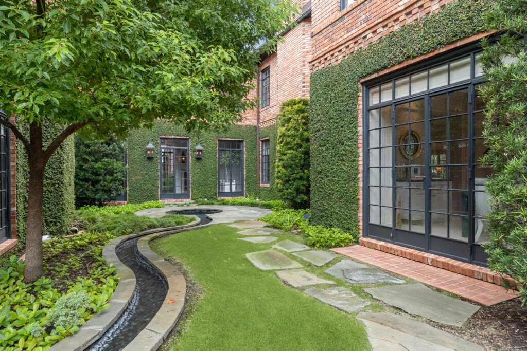 2110 River Oaks Boulevard (Photo by TK Images/Compass)