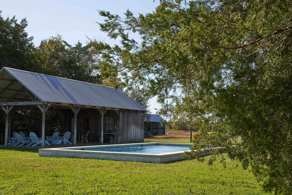 Curtis designed the pool to resemble
a stock tank typically found in South
Texas. (Photography Pär Bengtsson)